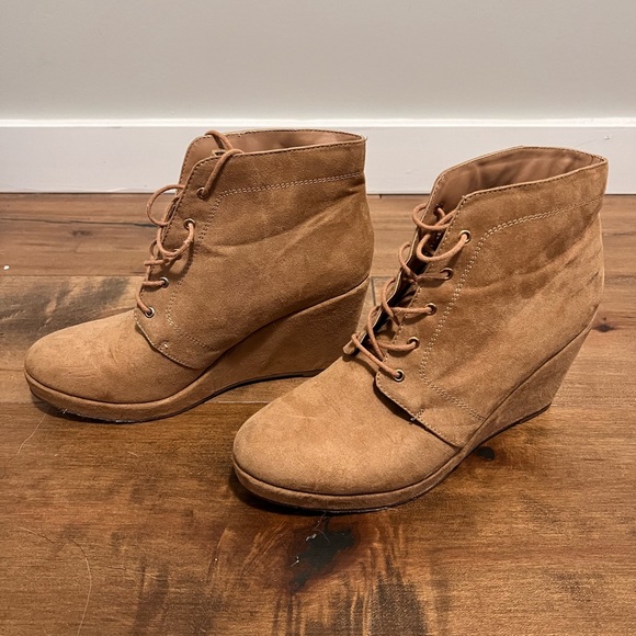 Forever 21 boots. Great condition. Size 10 - Picture 3 of 4